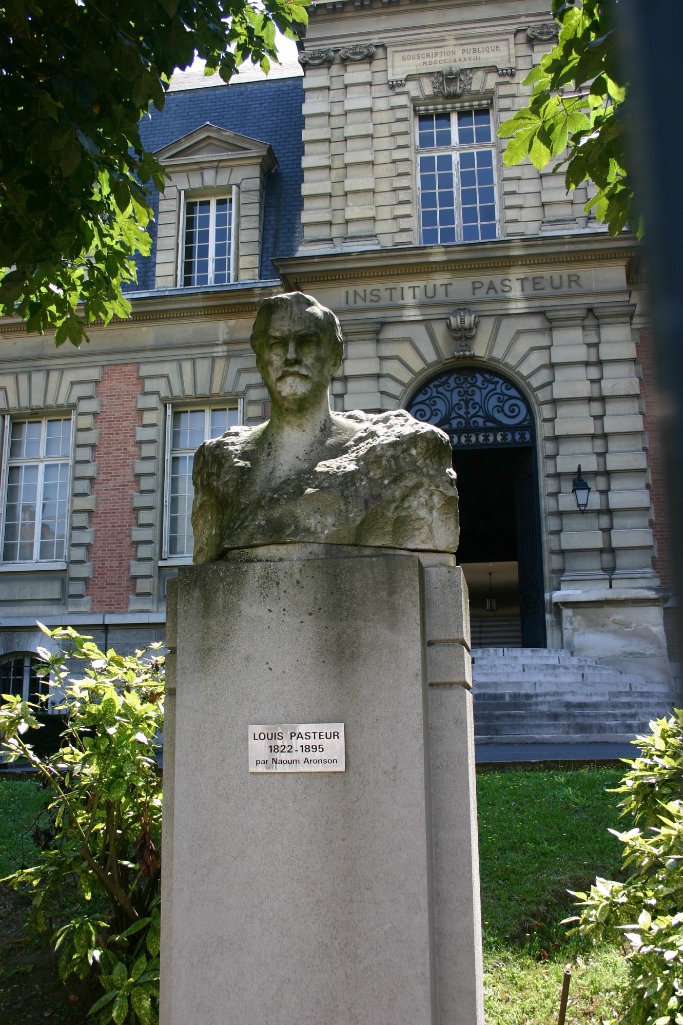 Louis%20Pasteur%27s%20bust%2C%20Institut%20Pasteur%2C%20Paris%20-%2001.JPG